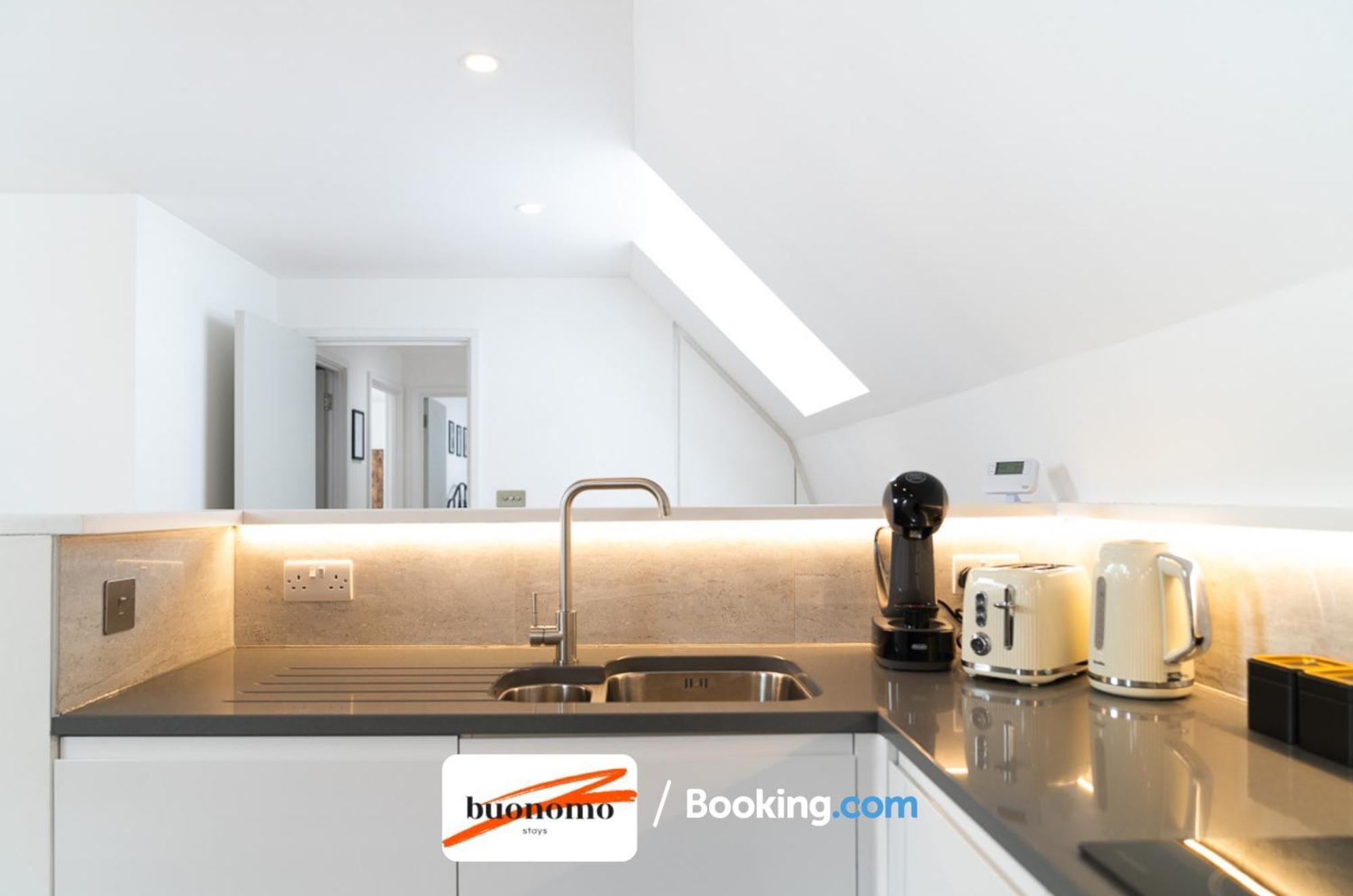 Two Bedroom Apartment At Buonomo Stays Short Lets & Serviced Accommodation London Exterior foto